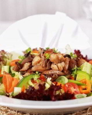 Салат из капусты с копченой треской