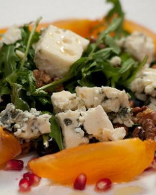 Салат из хурмы и рокфора