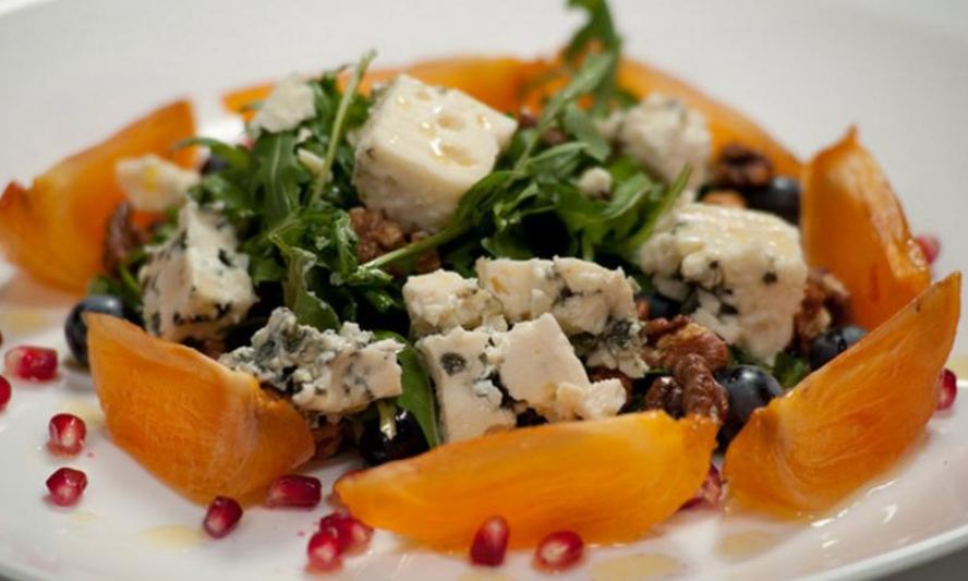 Рецепт салата из хурмы и рокфора