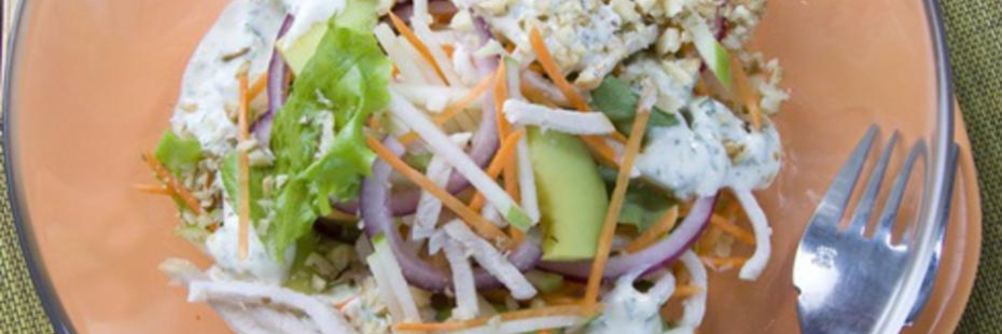 Салат из копченой курицы, яблок и грецких орехов