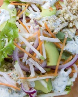 Салат из копченой курицы, яблок и грецких орехов