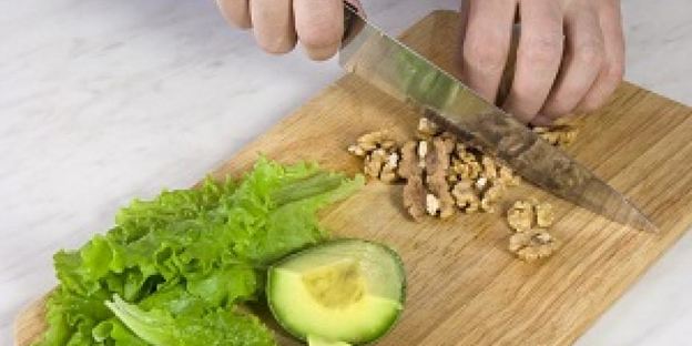 салат из копченой курицы, яблок и грецких орехов