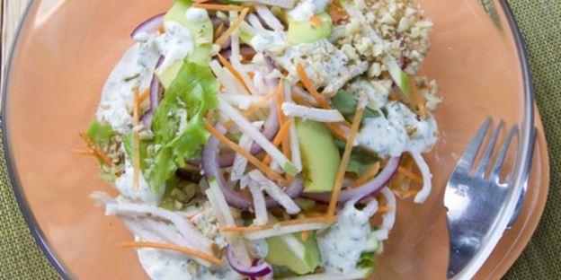 салат из копченой курицы, яблок и грецких орехов