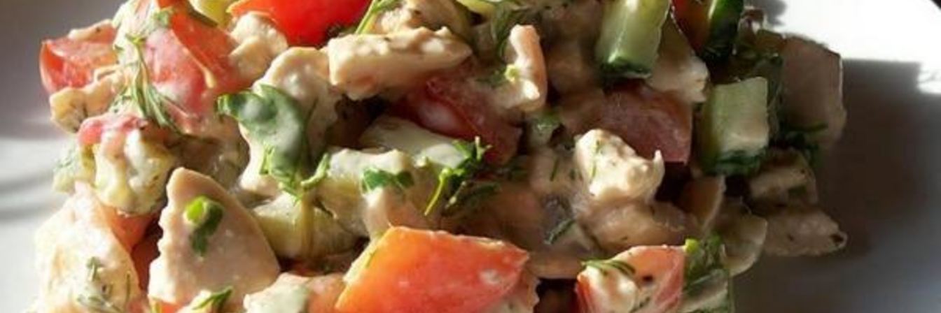 Салат из курицы с гренками и соусом тартар