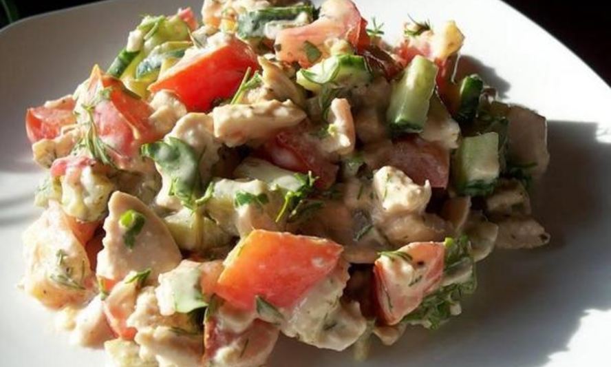 Рецепт салата из курицы с гренками и соусом тартар