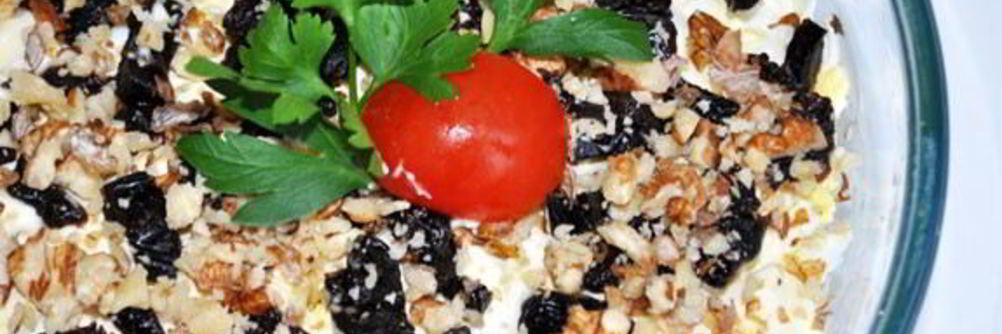 Салат из курицы с огурцами и черносливом