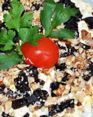 Салат из курицы с огурцами и черносливом