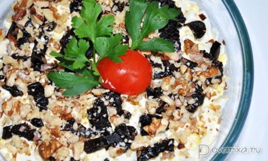 Рецепт салата из курицы с огурцами и черносливом