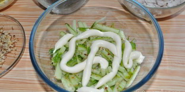 салат из курицы с огурцами и черносливом