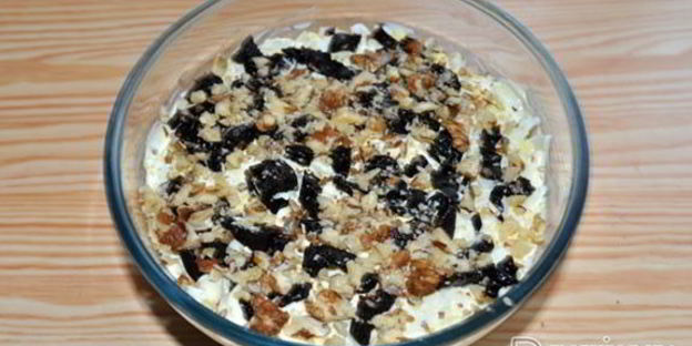 салат из курицы с огурцами и черносливом