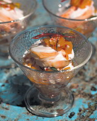 Салат из омара, манго и молодого кокоса