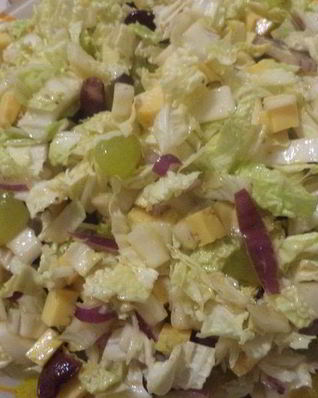 Салат из пекинской капусты, винограда и сыра
