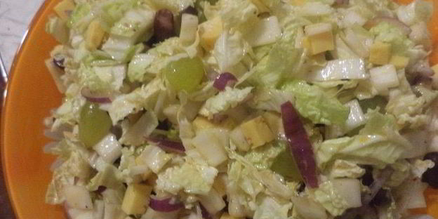 салат из пекинской капусты, винограда и сыра