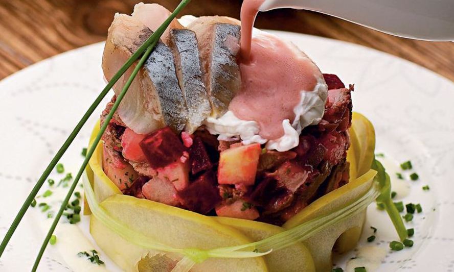 Рецепт салата из сельди со сметанным соусом