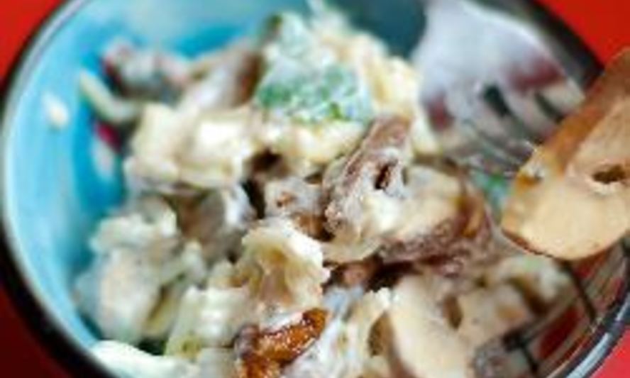 Рецепт салата из сердца с грибами и сыром