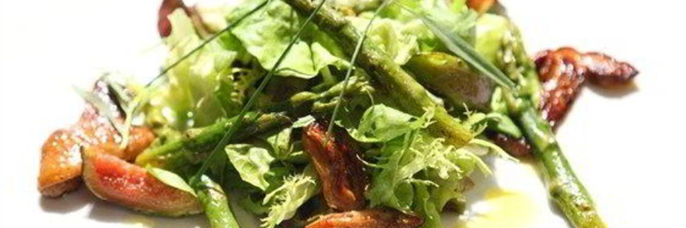 Салат из спаржи с инжиром и грибами под соусом из масла грецкого ореха