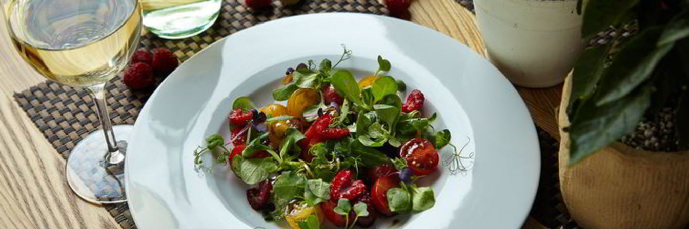 Салат из томатов и малины