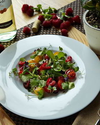 Салат из томатов и малины