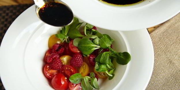 салат из томатов и малины