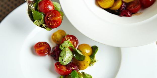 салат из томатов и малины