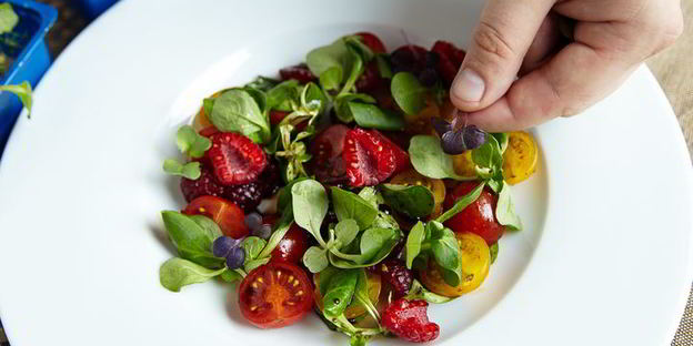 салат из томатов и малины