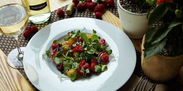 салат из томатов и малины