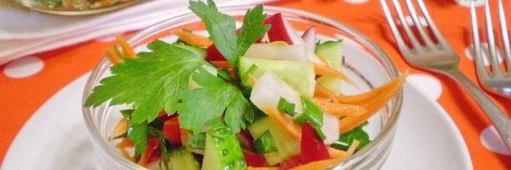 Салат из зелени и овощей