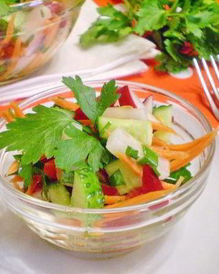 Салат из зелени и овощей