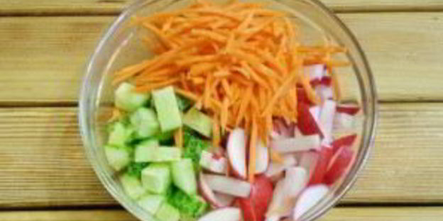 салат из зелени и овощей