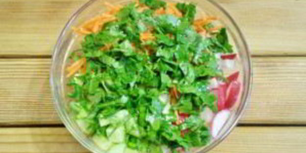 салат из зелени и овощей