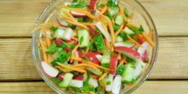 салат из зелени и овощей