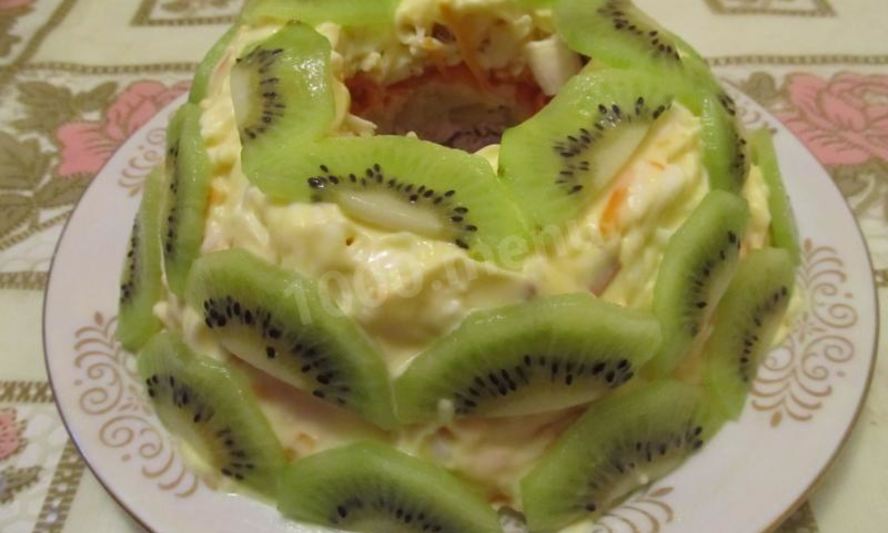 Рецепт салата нефритового браслет с киви и копченым сыром