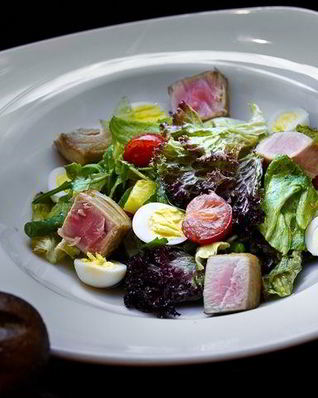 Салат Нисуаз с тунцом классический