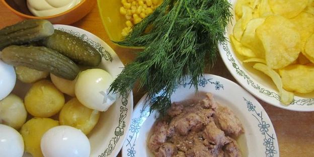 салат подсолнух с печенью трески