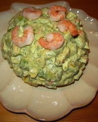 Салат с авокадо, и креветками, и ананасом