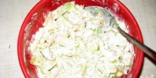 салат с авокадо, и креветками, и ананасом