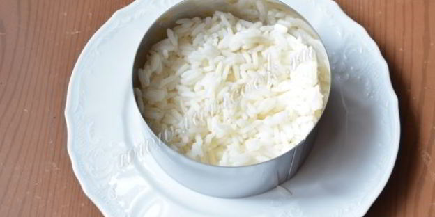 салат с горбушей и рисом