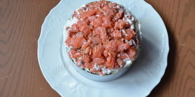 салат с горбушей и рисом