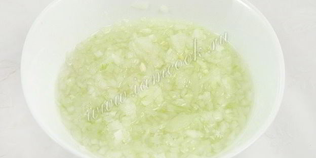 салат с говядиной и маринованным сельдереем