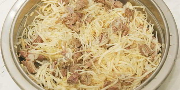 салат с говядиной и маринованным сельдереем