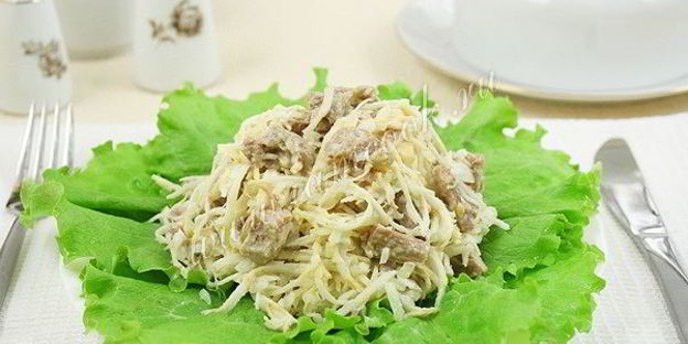 салат с говядиной и маринованным сельдереем