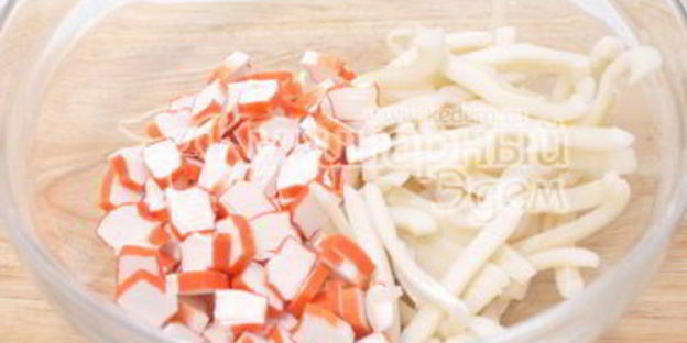 салат с кальмарами и кукурузой