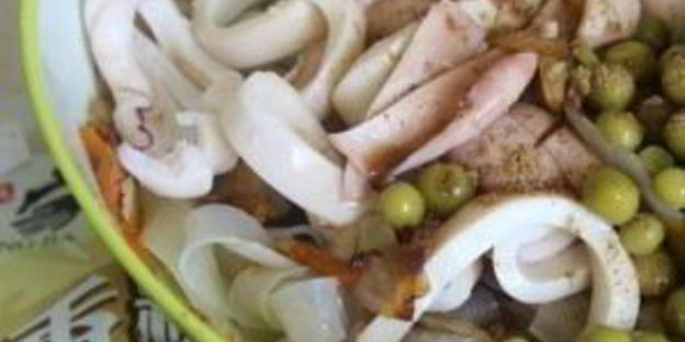 салат с кальмарами и шампиньонами