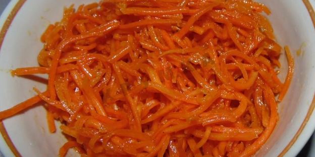 салат с копченой курицей и корейской морковью