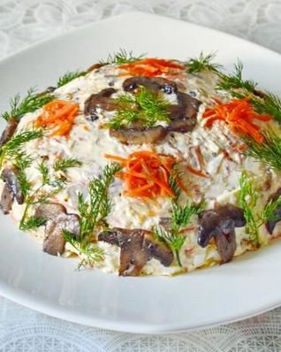 Салат с корейской морковкой, курицей и грибы