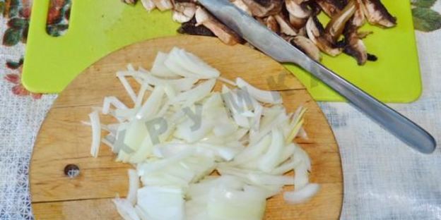 салат с корейской морковкой, курицей и грибы