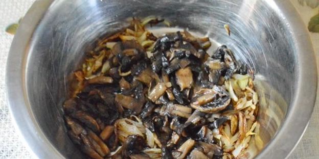 салат с корейской морковкой, курицей и грибы