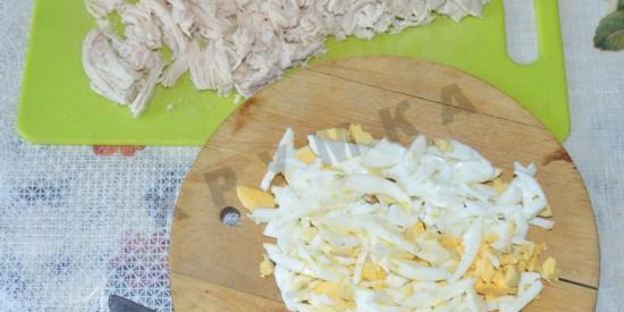 салат с корейской морковкой, курицей и грибы