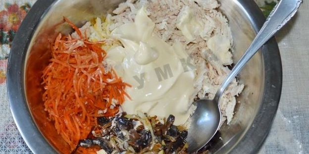 салат с корейской морковкой, курицей и грибы