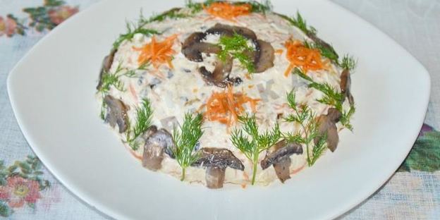 салат с корейской морковкой, курицей и грибы